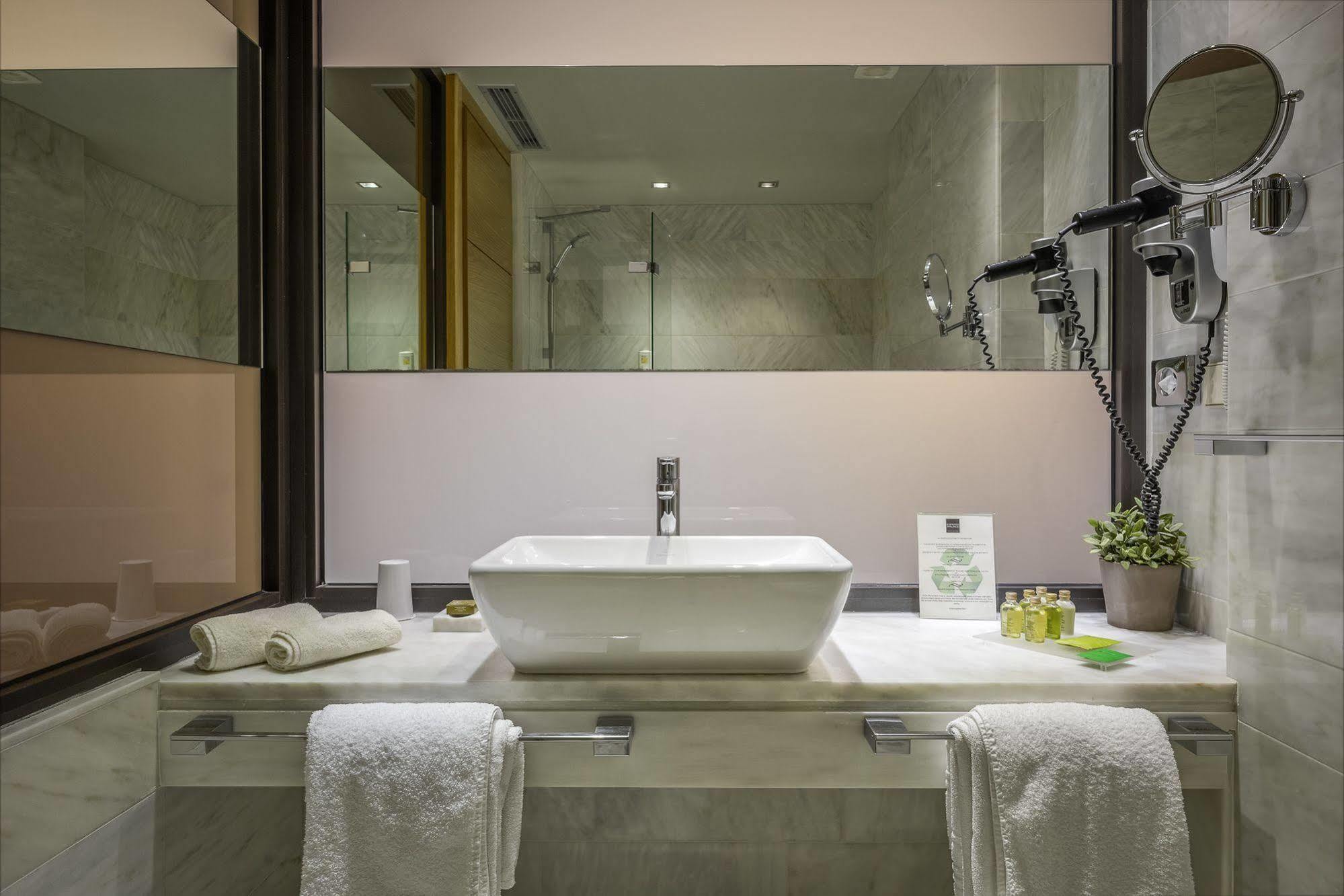 Esperos Palace Luxury & Spa Hotel แคซโทเรีย ภายนอก รูปภาพ